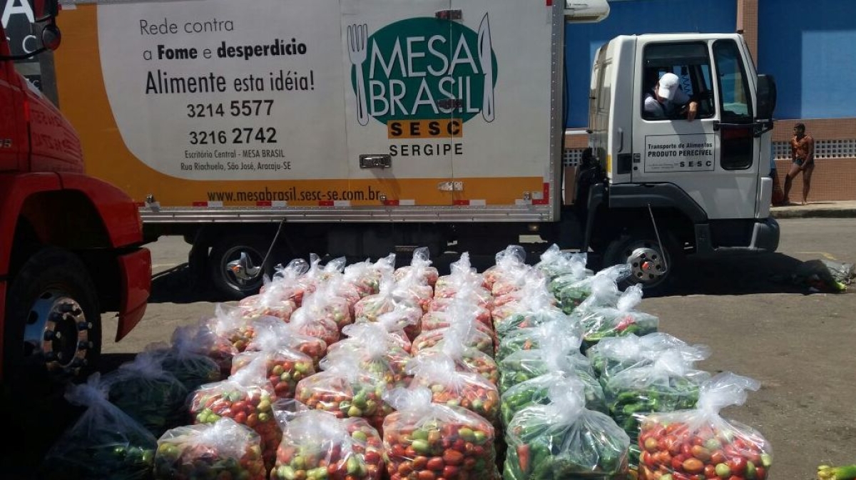 Toneladas de tomate e pimentão são doadas ao Programa Mesa Brasil Sesc (Foto: Sesc/SE)
