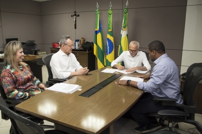 Edvaldo assina documento com informações do pedido (Foto: Marco Vieira)