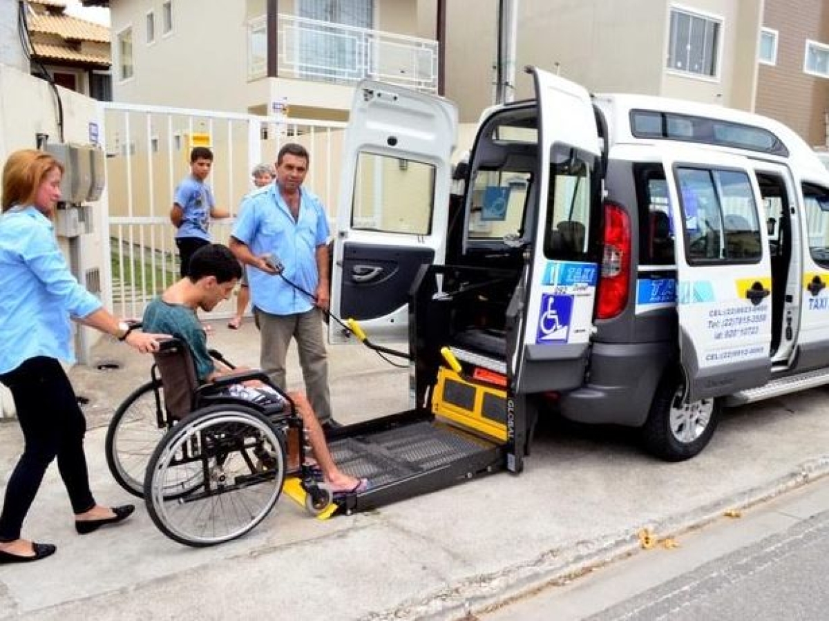 Táxi adaptado em Rio das Ostras em operação (Foto: Gabriel Sales)