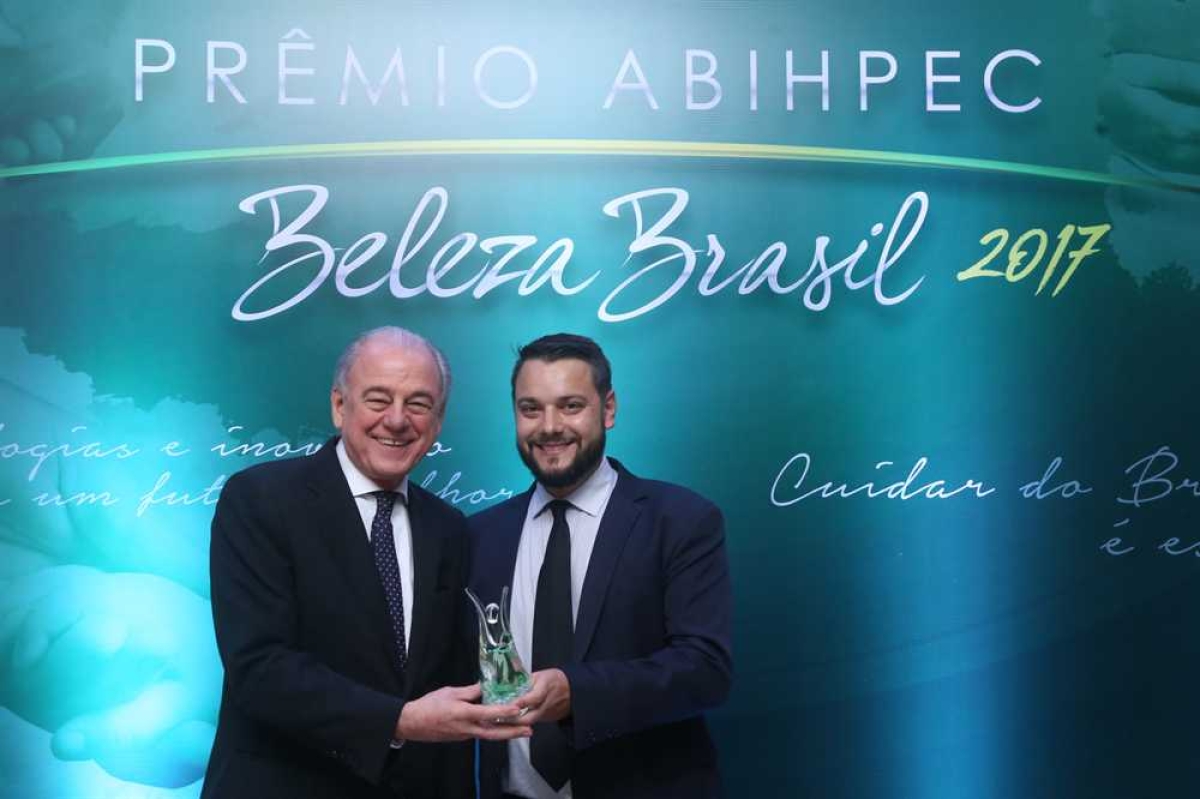 Jean Bueno, gerente de perfumaria do Boticário, e João  Basilio (Foto: Assessoria O Boticário)