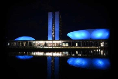 Monumentos são iluminados em apoio à campanha Novembro Azul para chamar a atenção dos homens sobre a importância da prevenção e do diagnóstico precoce do câncer de próstata (Foto: Valter Campanato/Agência Brasil)