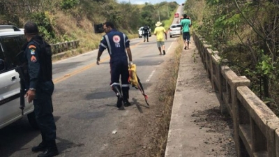 Homem pula da ponte do rio Vaza Barris (Foto: LagartoComoEuVejo)