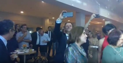 Presidente da OAB Nacional Cláudio Lamachia, participando do projeto "Show de Talentos" da OAB - (Imagem: reprodução/Youtube/Kleber Renisson)