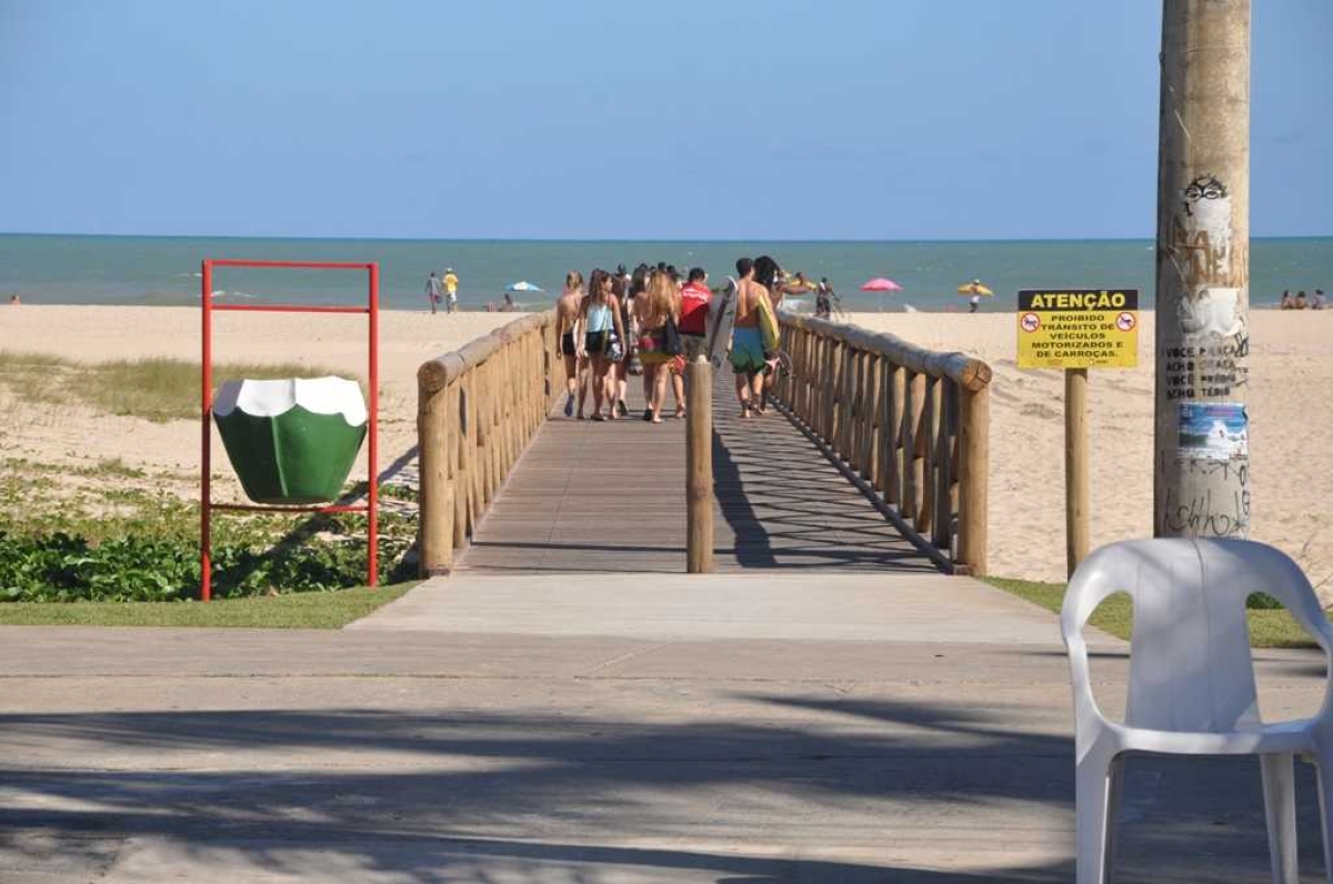 Governo de Sergipe através da Seinfra constrói passarela de acesso à praia de Atalaia (Foto: Jorge Reis/Seinfra/SE)