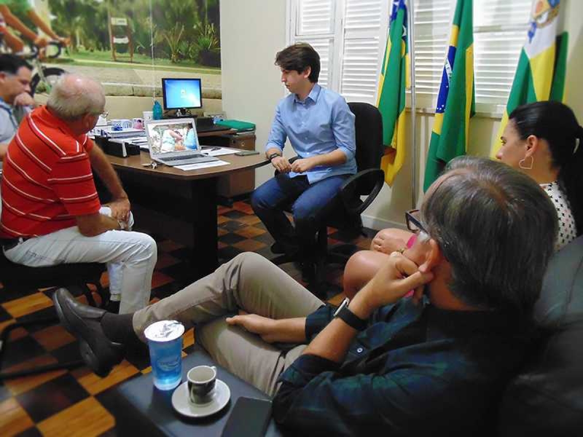 Secretário Jorge Araujo em reunião para discutir fomento do turismo esportivo através da Corrida Cidade de Aracaju (Foto: Sejesp/Aracaju)