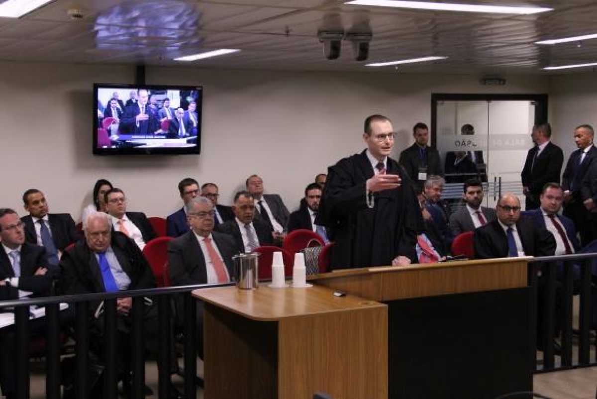 O advogado Cristiano Zanin fala no julgamento de recurso da defesa de Lula no caso do triplex (Foto: Sylvio Sirangelo/TRF4)
