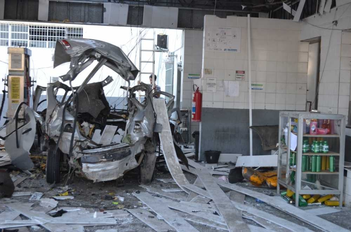 Carro explode ao abastecer GNV em posto de combustíveis (Foto: Portal Infonet)