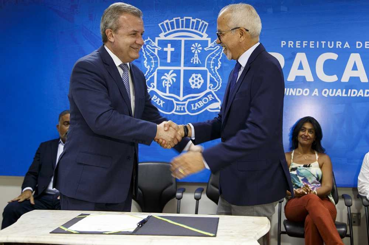 Prefeito e presidente do TJ/Sergipe assinam termo de compartilhamento da fibra ótica em Aracaju (Foto: Marco Vieira/PMA)
