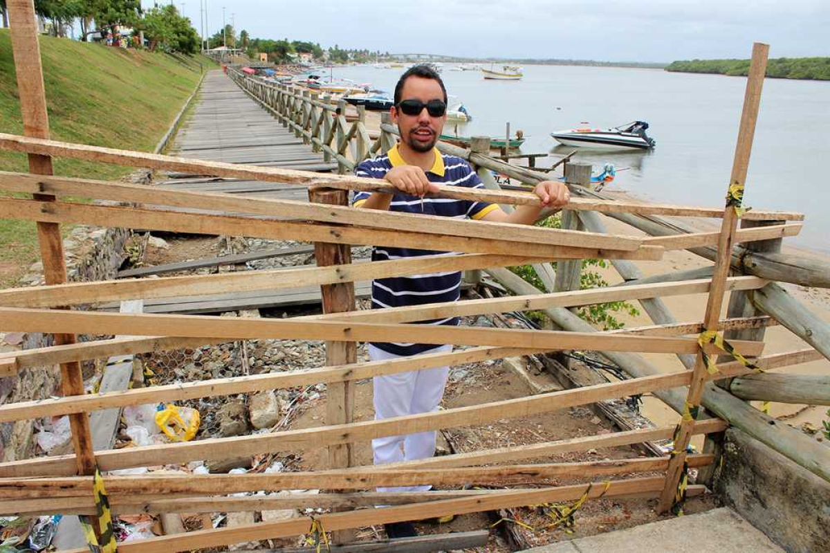 Lucas Aribé chama atenção para estrutura precária da Orla Pôr do Sol (Foto: Assessoria Lucas Aribé)
