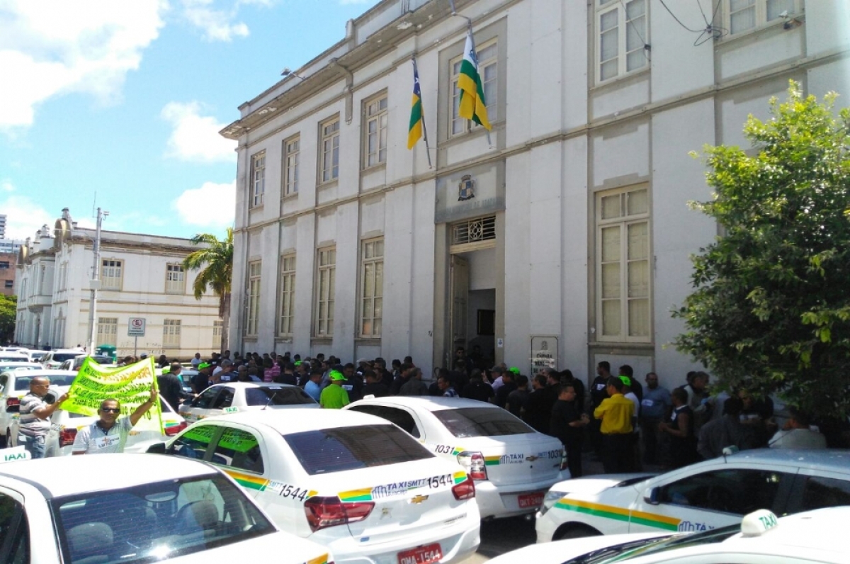 Ato acontece na porta da Câmara (Foto: Portal Infonet)