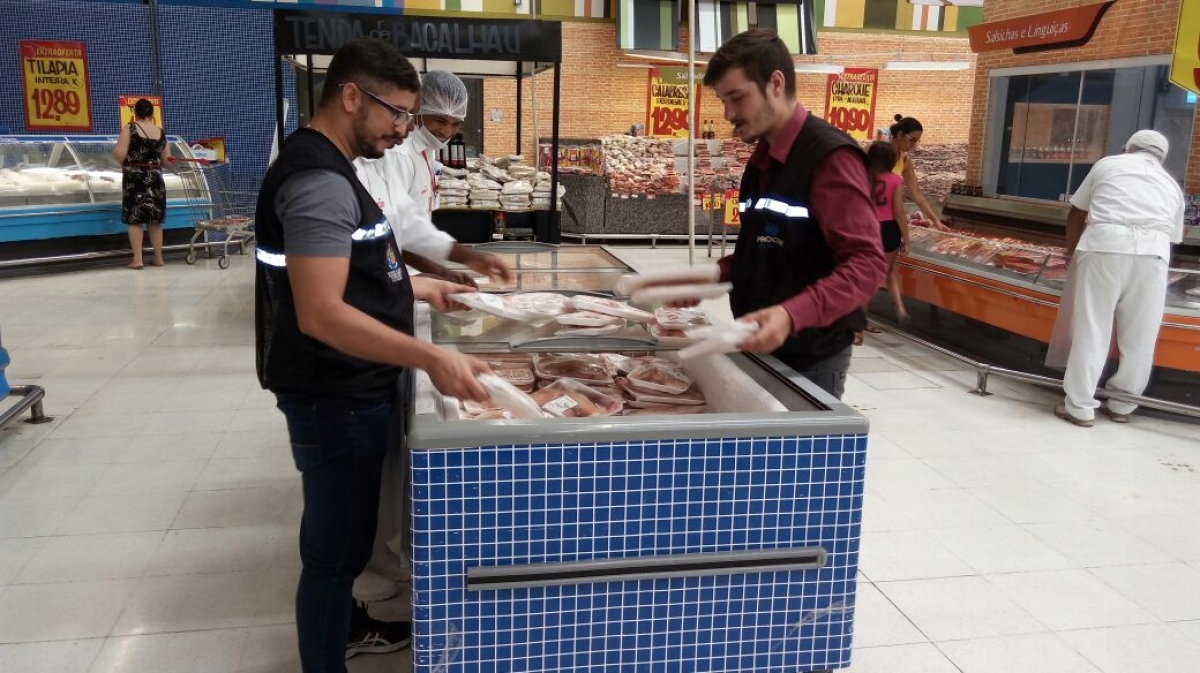 Procon Aracaju atua em parceria com a Vigilância Sanitária e constata irregularidades em supermercado (Foto: PMA)