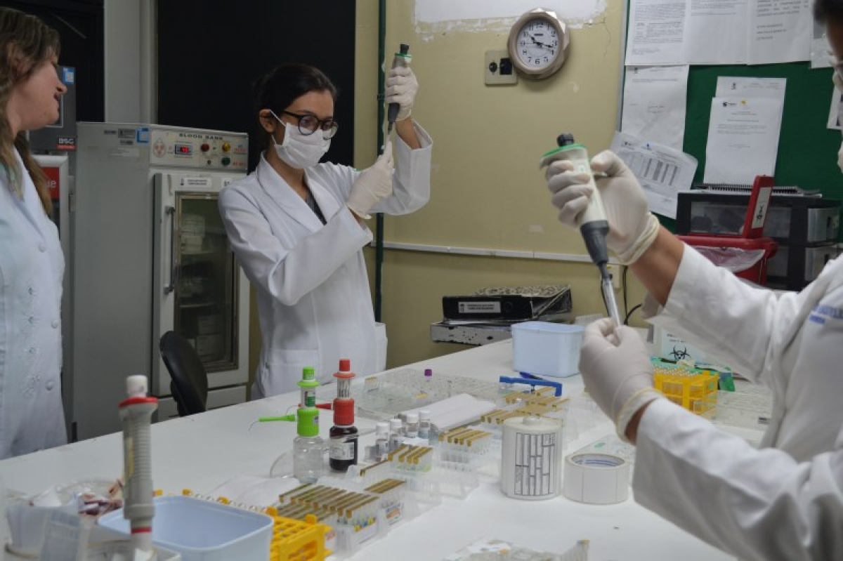 No laboratório Imunoreceptor os profissionais realizam testes pré-transfusionais (Foto: SES/SE)