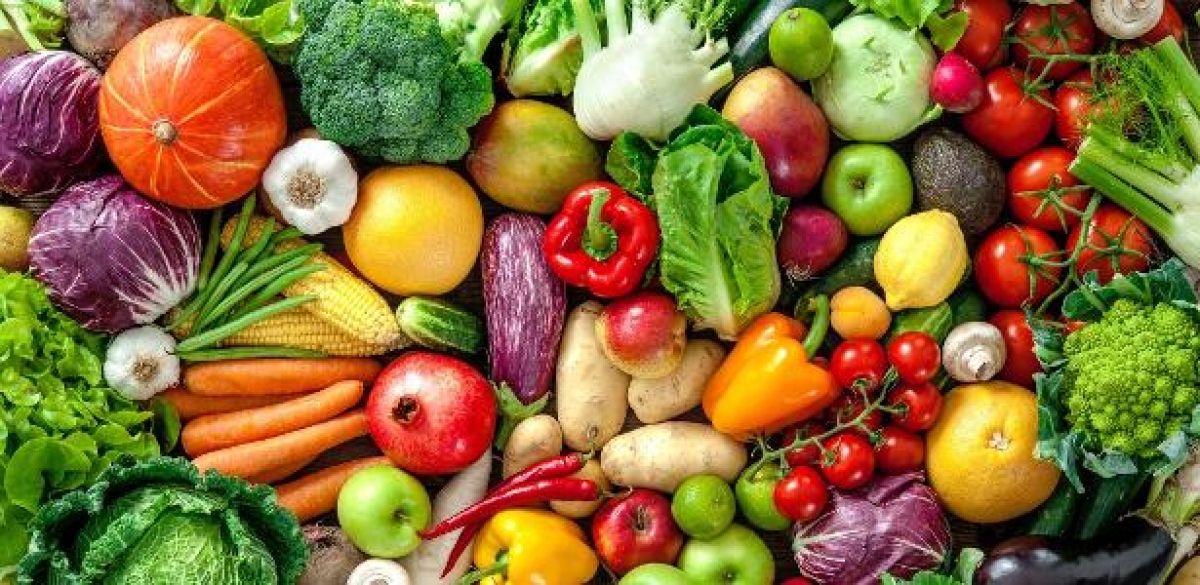 Como você lava frutas e verduras? Jeito certo livra comida de 250 bactérias (Foto: iStock)