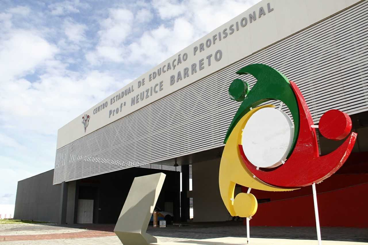 Instalado em um terreno de 12 mil metros quadrados, com área construída de 5.577,39 m², o Centro Estadual de Educação Profissional "Neuzice Barreto" é a segunda escola profissionalizante em Nossa Senhora do Socorro (Foto: Victor Ribeiro/ASN) Instalado em um terreno de 12 mil metros quadrados, com área construída de 5.577,39 m², o Centro Estadual de Educação Profissional "Neuzice Barreto" é a segunda escola profissionalizante em Nossa Senhora do Socorro (Foto: Victor Ribeiro/ASN)
