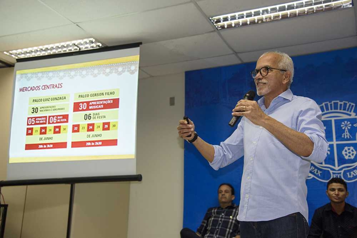 Prefeito anunciou novo formato da festa em coletiva (Foto: Marco Vieira/ PMA)