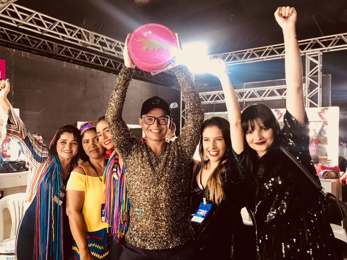 Altair Santo com suas alunas (Foto: Senac/SE)