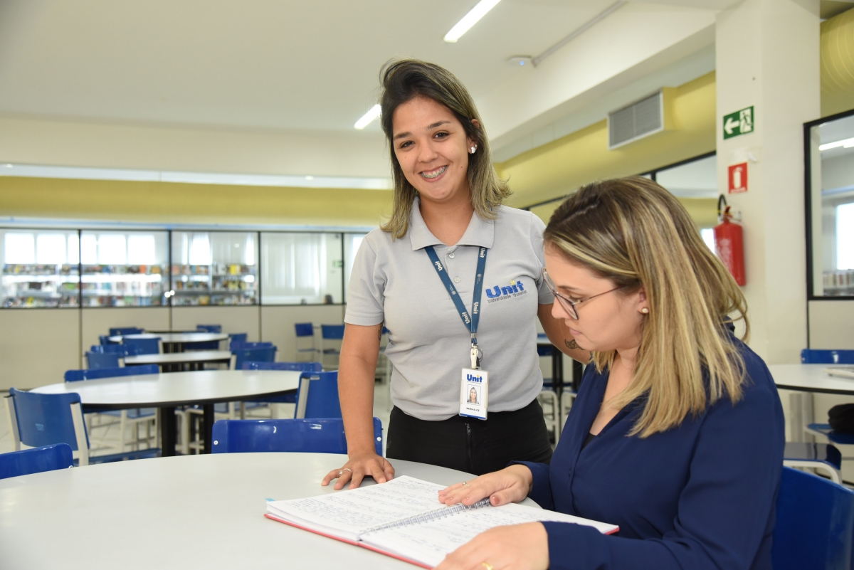 Maria Alice tem deficiência auditiva e garante: deficiência não é motivo para não trabalhar (Foto: Ana Lícia Menezes/ PMA)