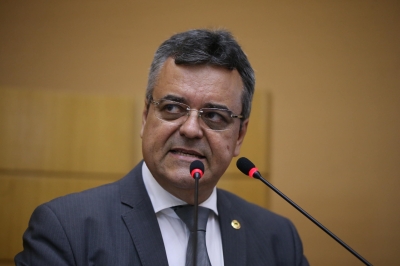 Luciano Pimentel indica recuperação de rodovia no povoado Colônia Treze (Foto: Rede Alese)