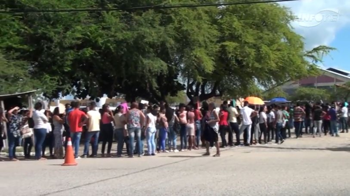 Desemprego leva milhares de pessoas à procura de vagas em Socorro (Foto: Reprodução de vídeo/ Portal Infonet)