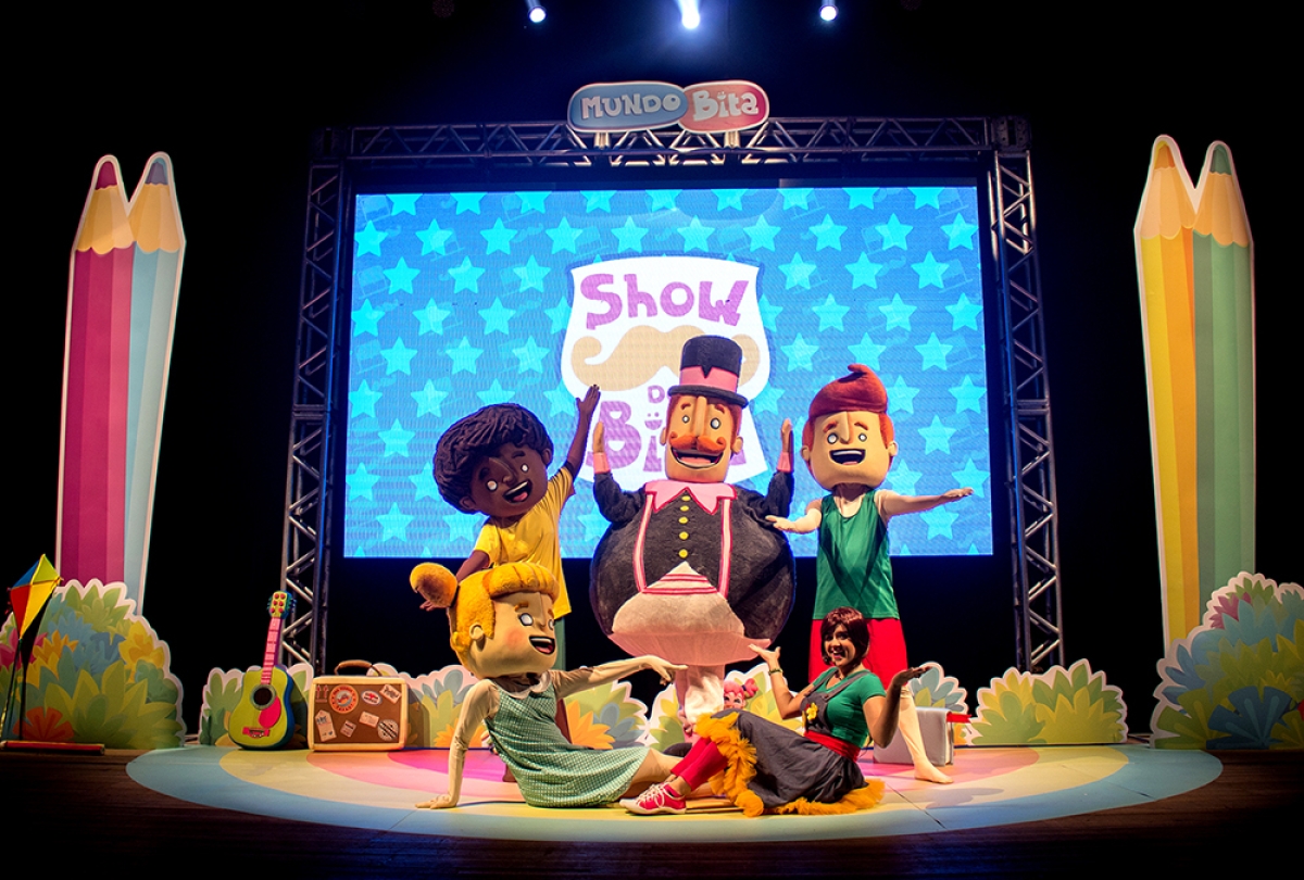 Bita, Lila, Dan, Tito e a cantora Flora irão presentear os baixinhos com o novo Show do Bita, ??Viva as Descobertas?, inédito em Sergipe (Foto: Divulgação)