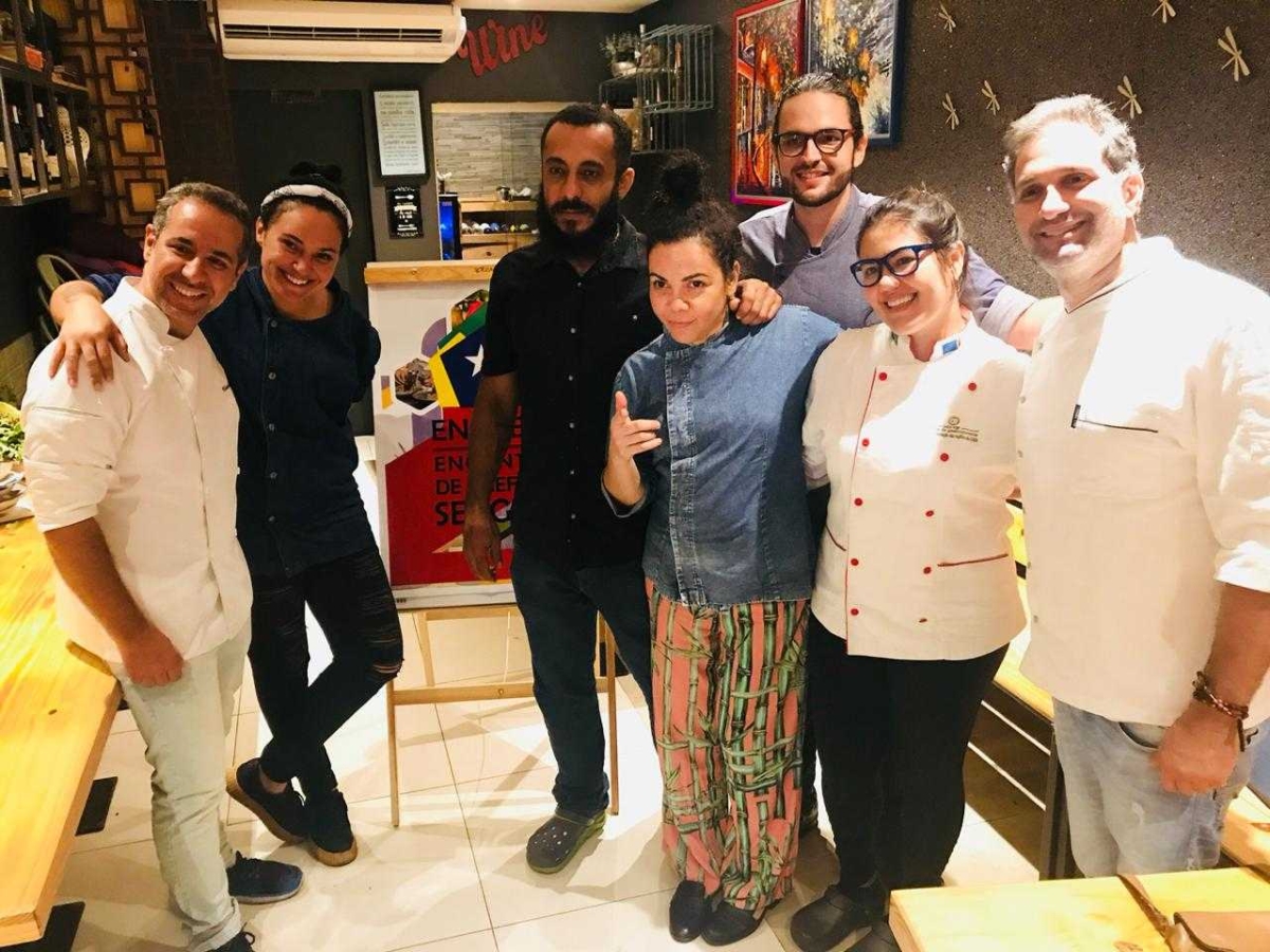 Três finalistas do concurso gastronômico do Enchefs-SE 2018 com os jurados (Foto: Assessoria do Evento)