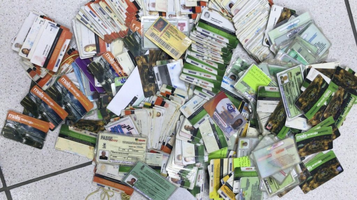 Diversos cartões falsos espalhados (Foto: Setransp/Aracaju)