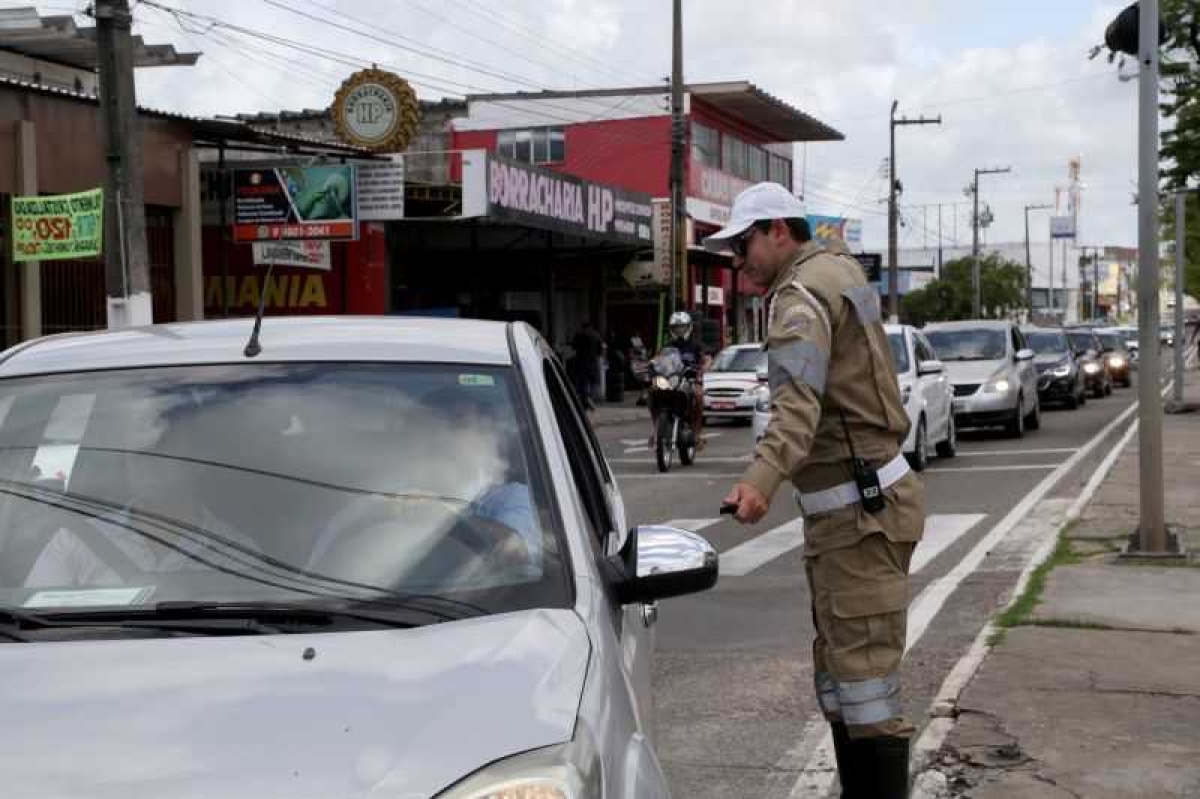 SMTT/Aracaju alerta: estacionar veículos em frente a garagens é infração média (Foto: Ana Lícia Menezes/ SMTT/Aracaju)