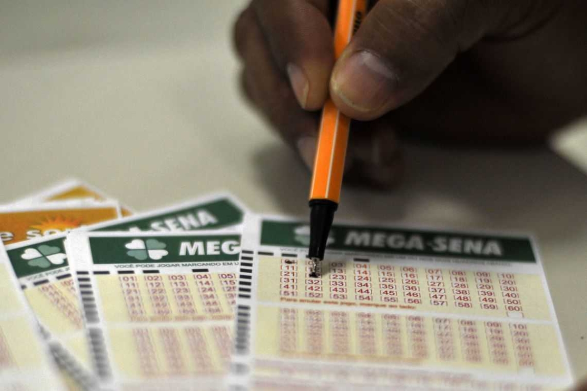 Mega-Sena acumula e prêmio pode chegar a R$ 50 milhões (Foto: Marcello Casal Jr./ Agência Brasil)