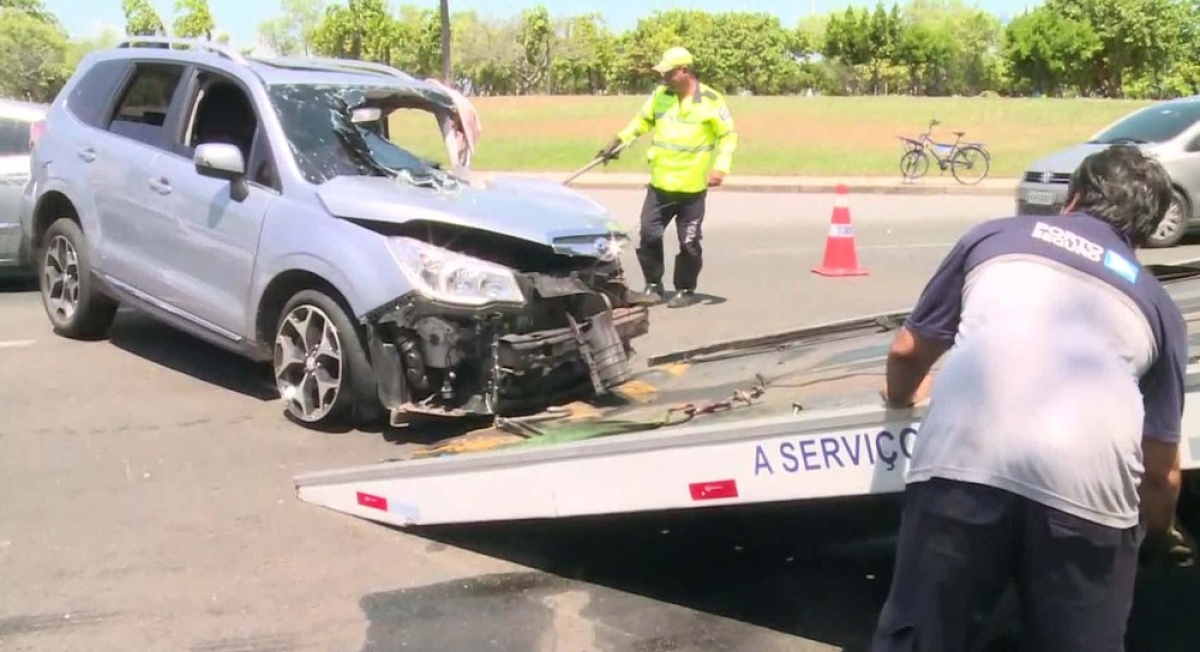 Carro acidentado é rebocado pelos agentes da CET-Rio (Foto: Reprodução/ TV Globo)