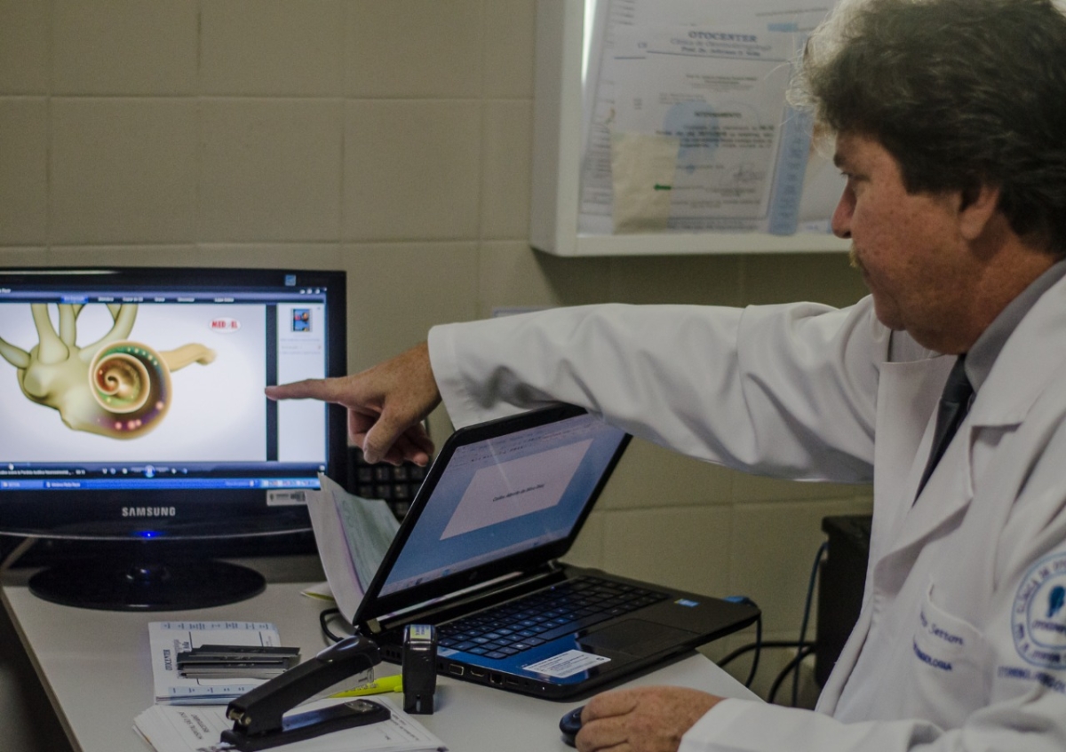 Otorrinolaringologista do Huse alerta sobre casos de otite externa (Foto: Flávia Pacheco/ SES/SE)