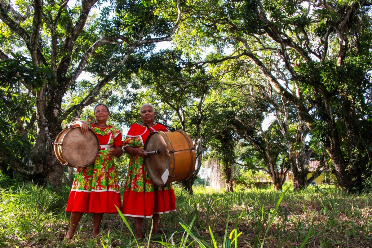 No povoado Ilha Grande, no município sergipano de São Cristóvão, as mestras da cultura popular Madá e Adelaide se preparam para o lançamento do CD ??Samba de Coco da Ilha?, no próximo dia 16 de fevereiro (Foto: Equipe de Educomunicação PEAC/ UFS)