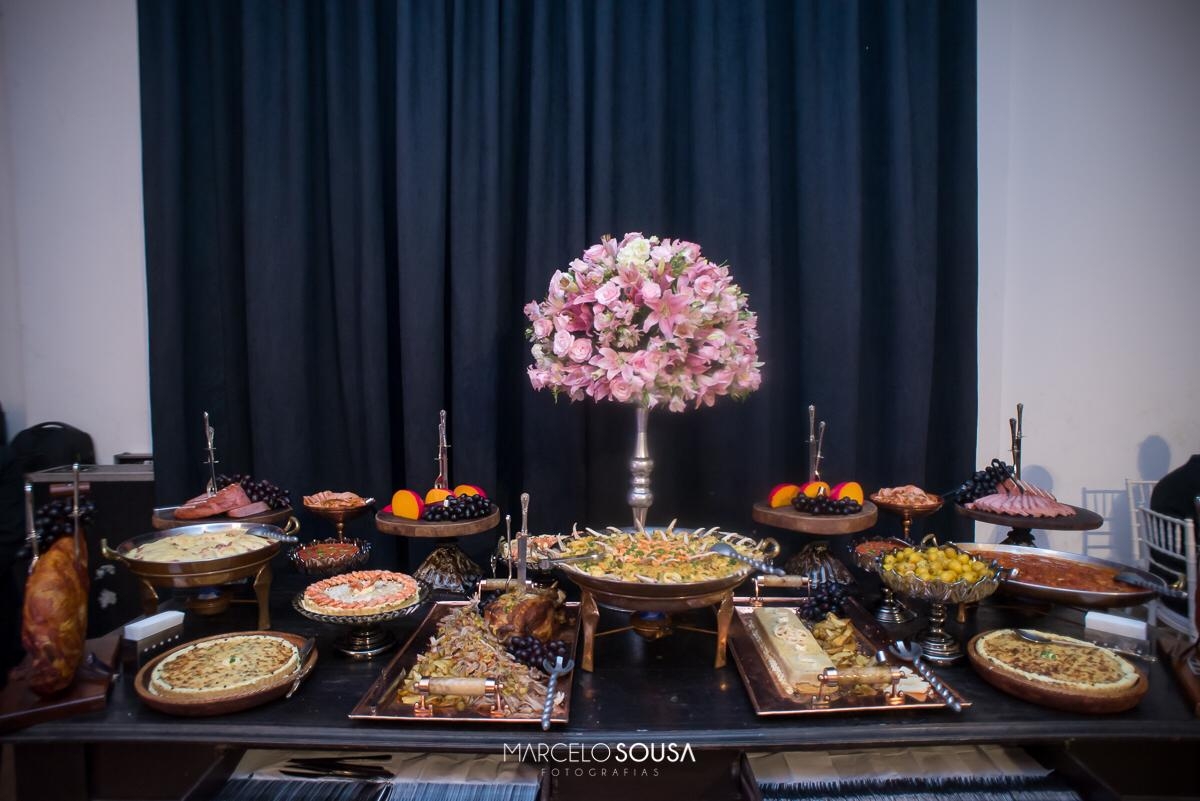 Noivos surpreendem ao optar por um bufê vegano para festa de casamento (Foto: Marcelo Sousa Fotografias / Via F5 News)