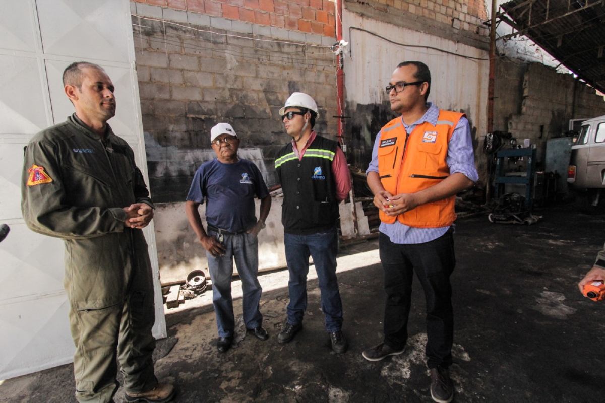 Defesa Civil de Sergipe e órgãos de segurança retiram ácido cianídrico de oficina no bairro Industrial (Foto: Pritty Reis)