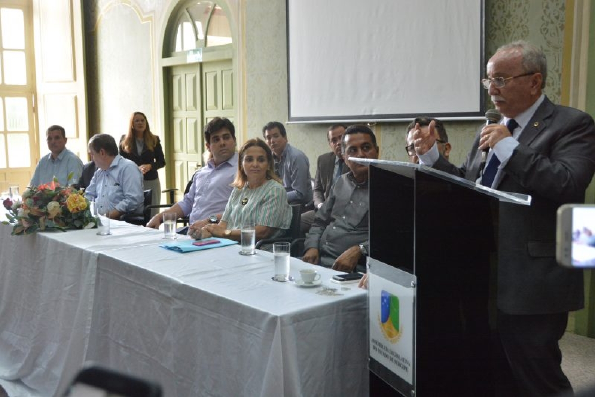 Luciano Bispo empossa concursados e diz que Alese é casa dos iguais (Foto: Jadilson Simões/ Rede Alese)