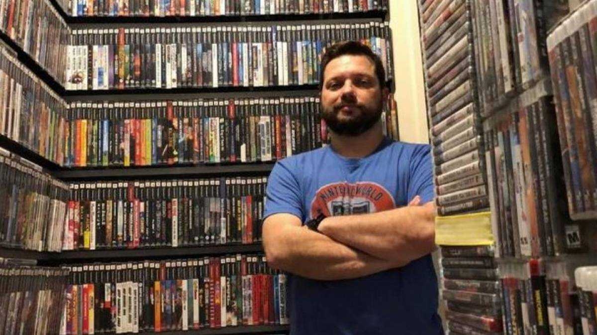 Antonio Monteiro diz que tem toda a coleção de títulos que saiu para o PlayStation 2 no mercado dos EUA: cerca de 1.800 jogos (Foto: Guinness World Records)
