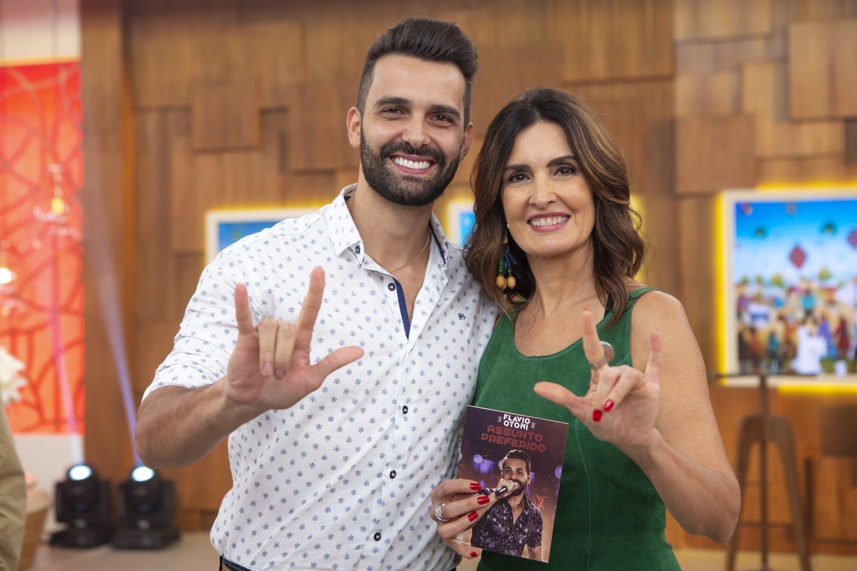 Entenda o significado do sinal que Fátima Bernardes fez com as mãos junto com o cantor Flavio Otoni (Imagem: Reprodução)