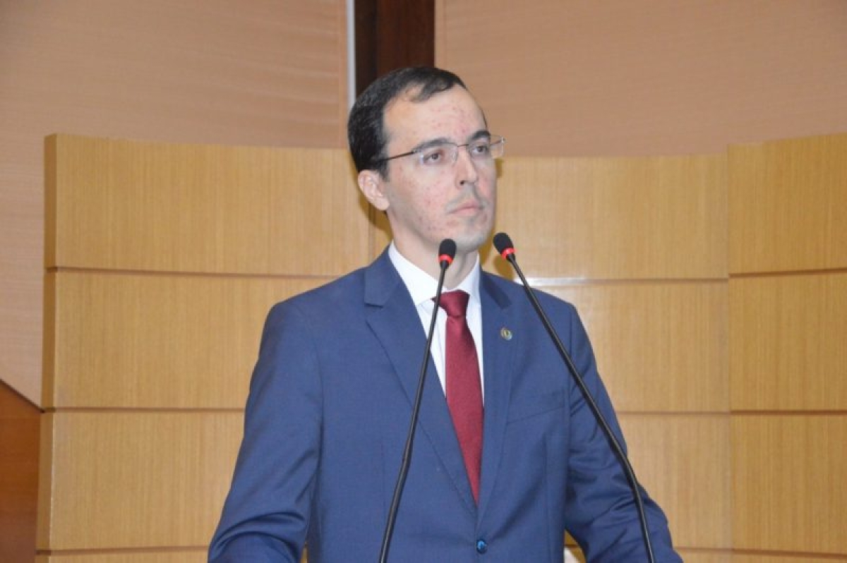 Georgeo Passos exibe vídeo sobre qualidade de fio usado em suturas (Foto: Jadilson Simões)