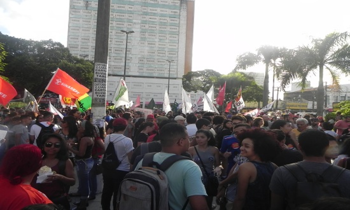 Os estudantes se concentraram na praça General Valadão e seguiram em passeata por algumas ruas do centro da capital (Foto: Portal Infonet)