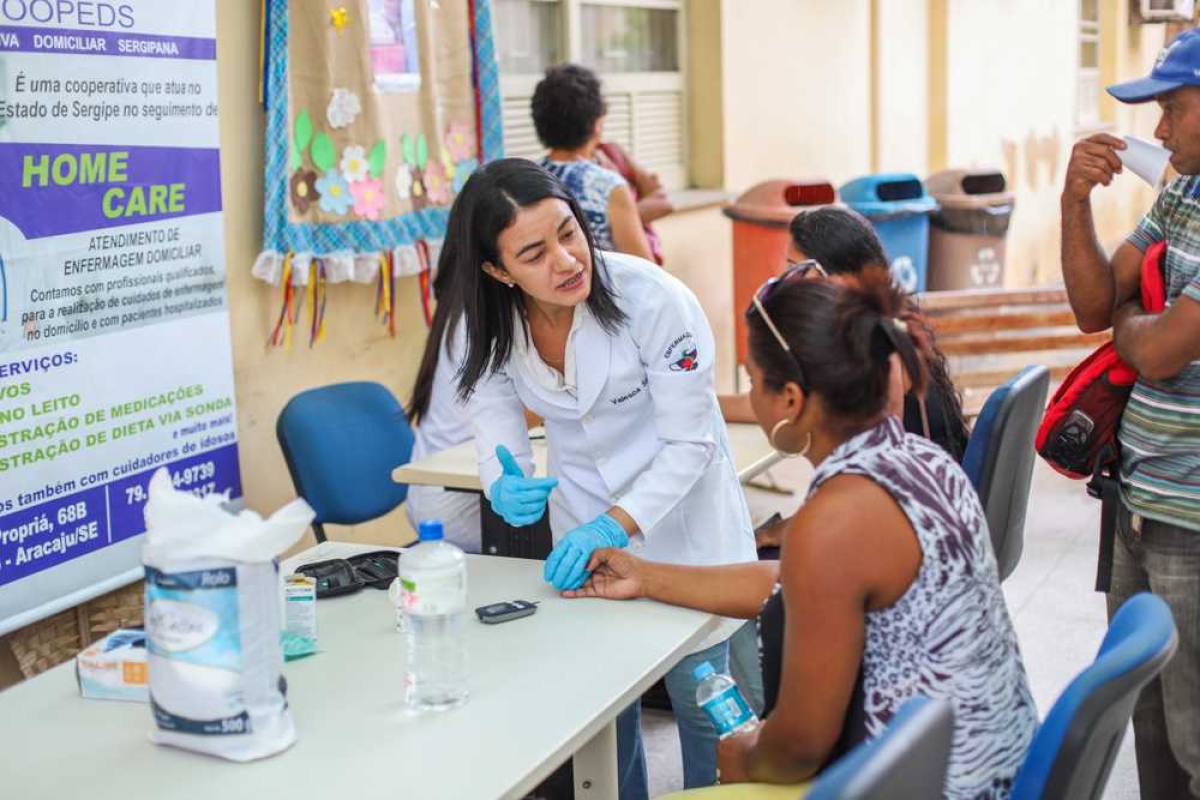 Ação deve ocorrer a cada 15 dias e inclui palestra de motivação e orientação profissional, realização de exames preventivos e seleção de técnicos de Enfermagem (Foto: Pritty Reis/ ASN)