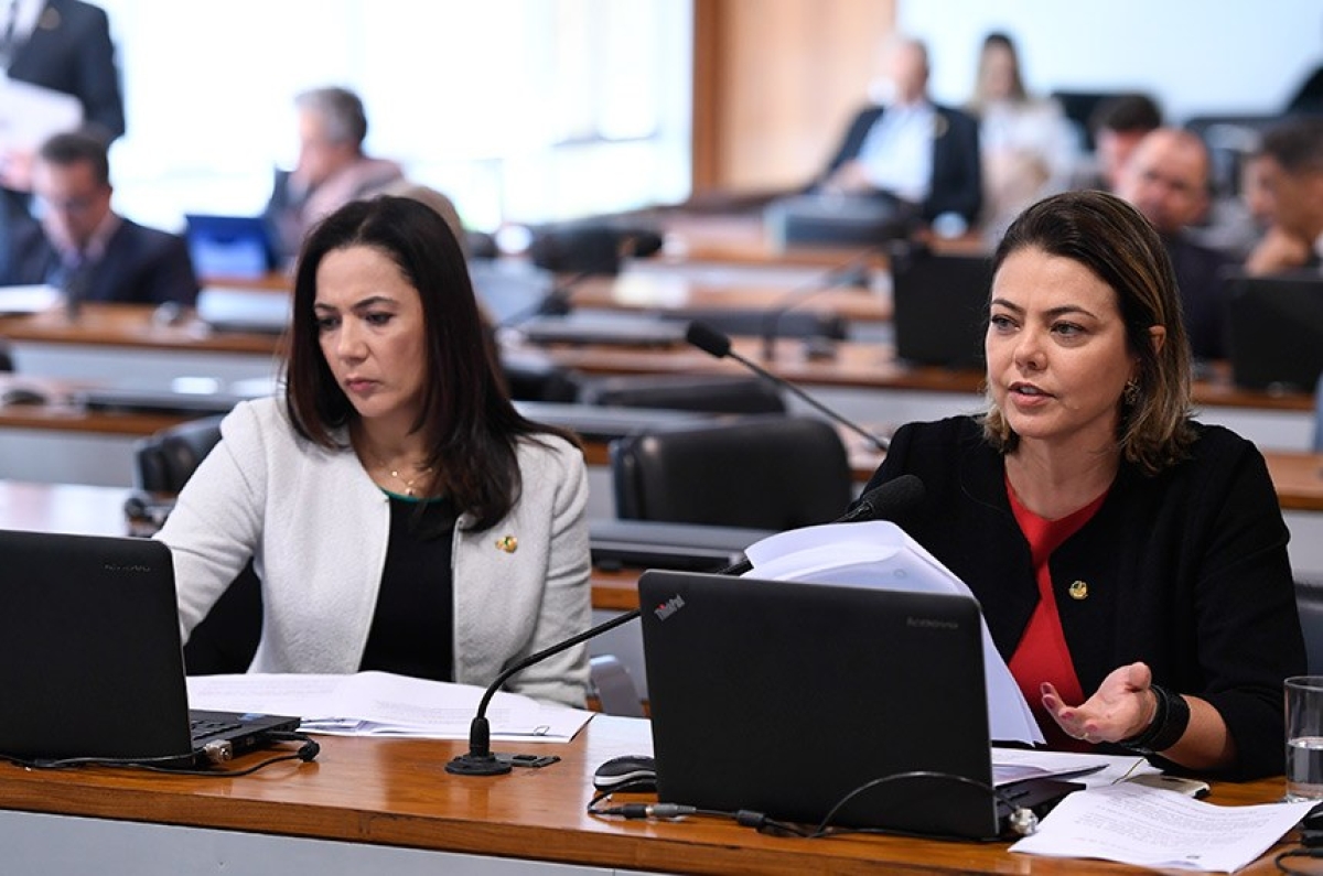 Para a relatora, Leila Barros (à dir., ao lado da senadora Mailza Gomes), a sugestão legislativa merece ser transformada em projeto
(Foto: Edilson Rodrigues/ Agência Senado)