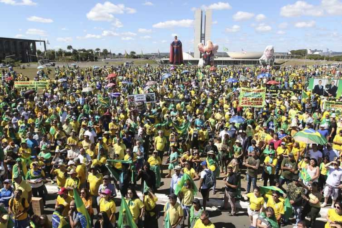 Em Brasília, manifestantes, sob forte calor, foram às imediações do Congresso Nacional e externaram apoio à reforma da Previdência e a outras medidas (Foto: Fabio Rodrigues Pozzebom/ Agência Brasil)