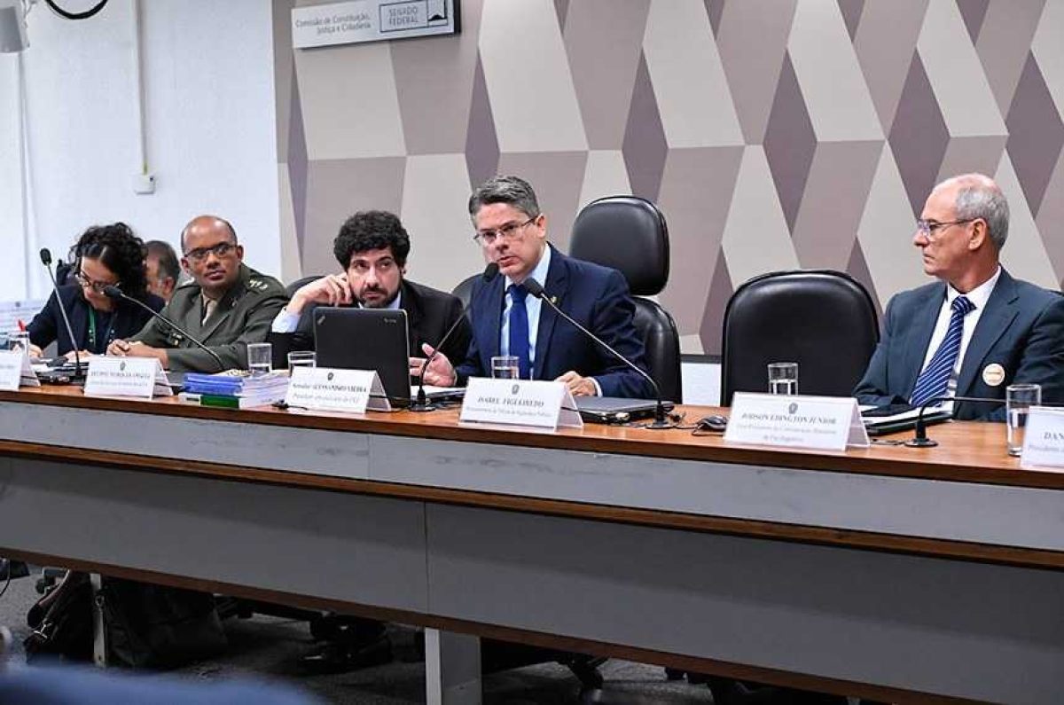 O senador Alessandro Vieira, relator do "PL das Armas", quer ouvir sociedade civil antes de elaborar o texto. Ele observou que há maior tolerância com relação à posse de armas e menor, com relação ao porte
(Foto: Geraldo Magela/ Agência Senado)