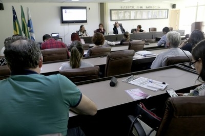 Foto de reunião dentro do auditório da reitoria da UFS (Foto: Schirlene Reis/ UFS)