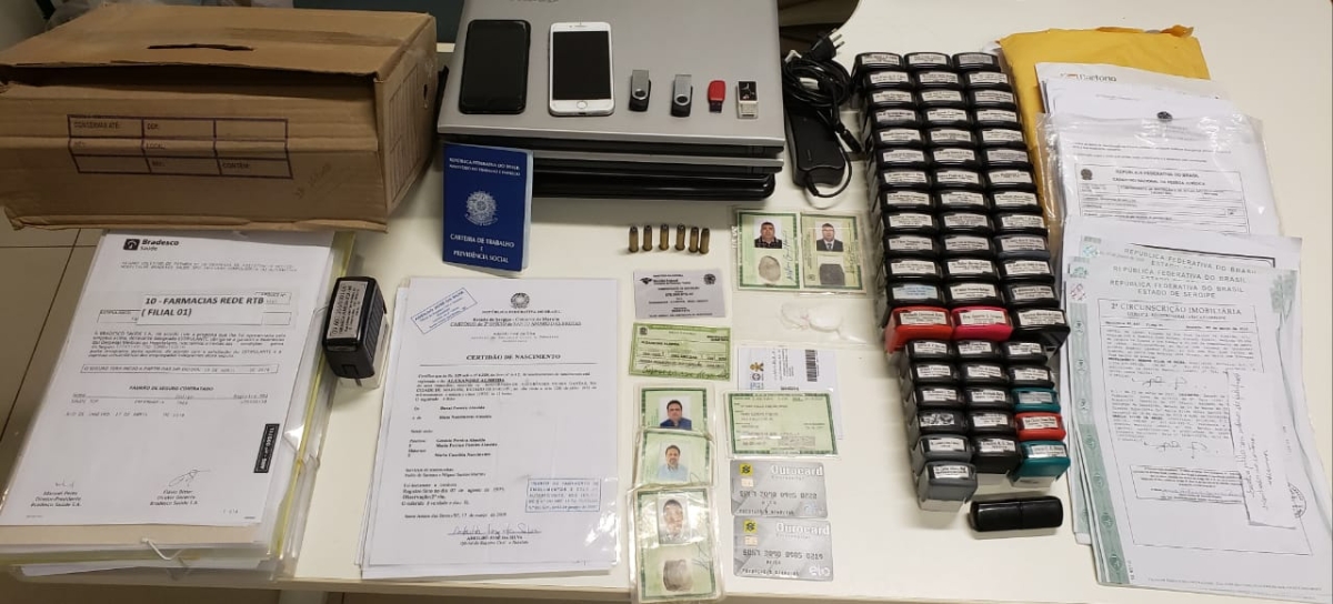 Suspeitos de falsificação de documentos, fraudes e empréstimos que chegam a R$ 250 mil são presos (Foto: SSP/SE)