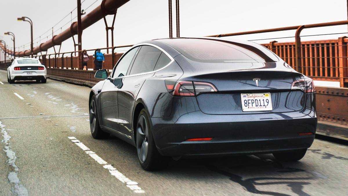 Câmera de vigilância de um Tesla Model 3 grava homem arrombando carro (Foto: Olhar Digital)