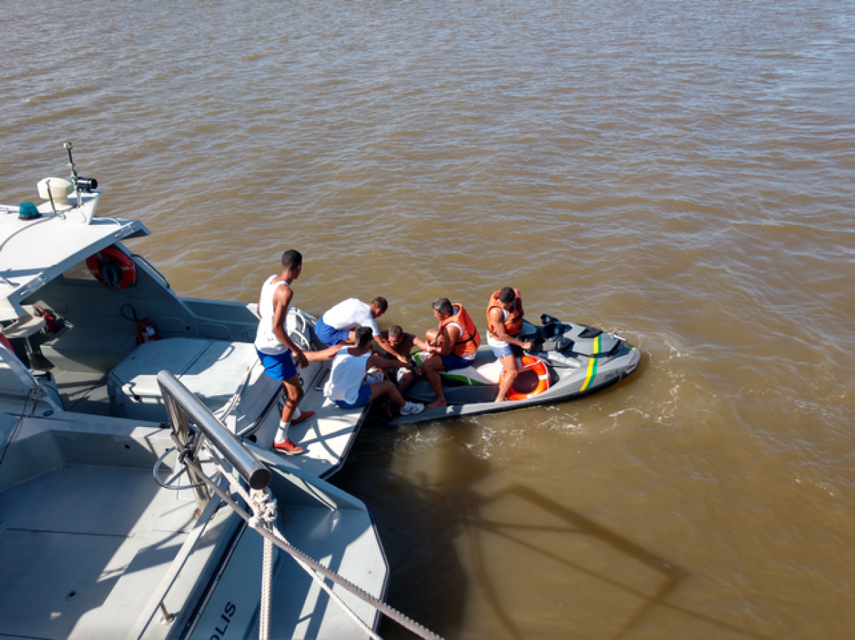 Capitania dos Portos de Sergipe presta auxílio a pessoa em situação de afogamento (Foto: Assessoria Capitania dos Portos de Sergipe)