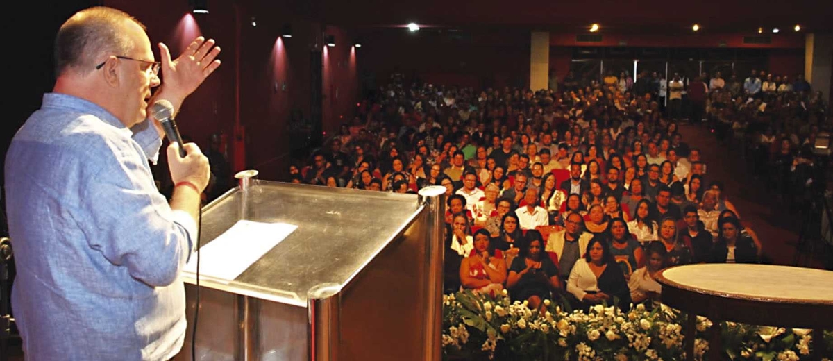 Belivaldo empossou os novos diretores escolares aprovados em processo seletivo (Foto: Marco Vieira/ ASN)