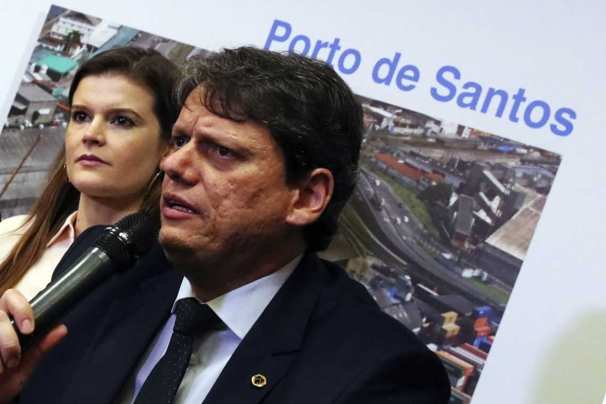 Ministro comemora resultado do leilão de três áreas portuárias (Foto: Rovena Rosa/ Agência Brasil)
