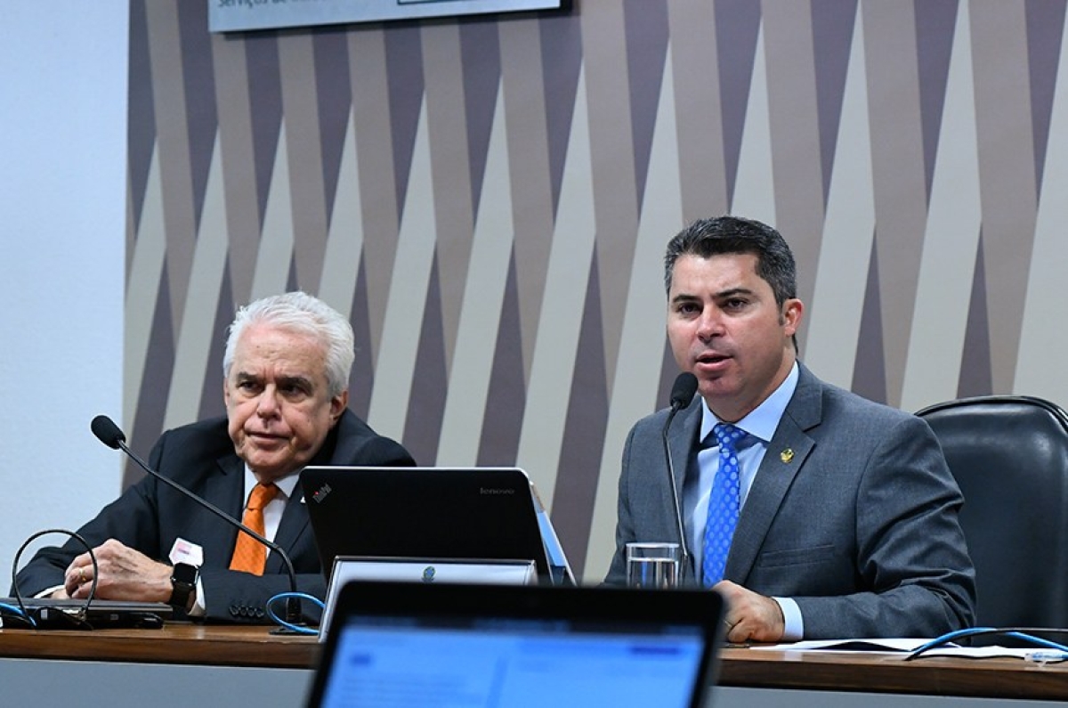 Roberto Castello Branco e o presidente da Comissão de Infraestrutura, Marcos Rogério (Foto: Jane de Araújo/ Agência Senado)