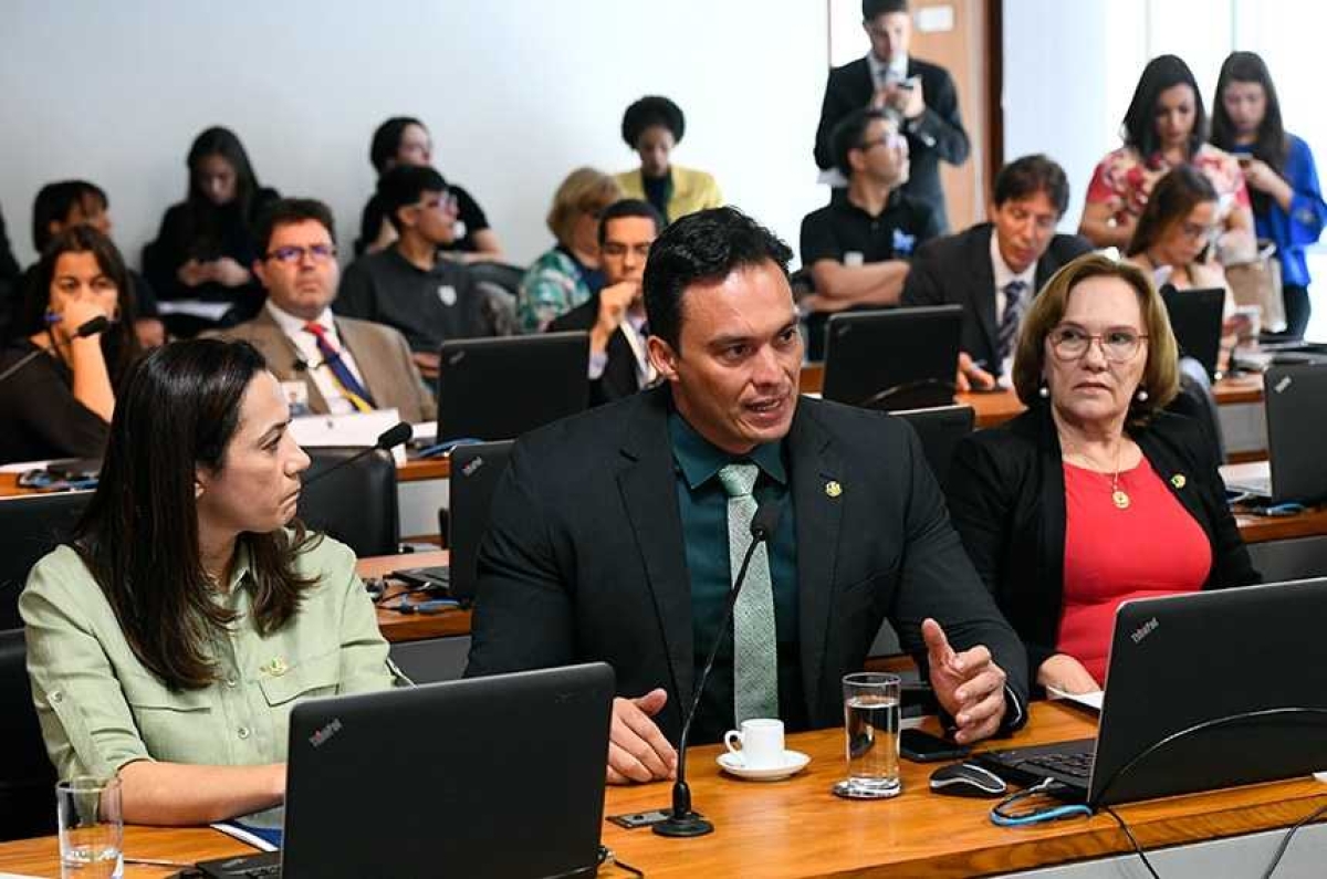 O autor do projeto, senador Styvenson Valentim, ao lado da relatora (à esq.), senadora Mailza Gomes, e da senadora Zenaide Maia. Favoráveis à proposta, rejeitaram sugestão do governo de adiar a votação (Foto: Marcos Oliveira/ Agência Senado)